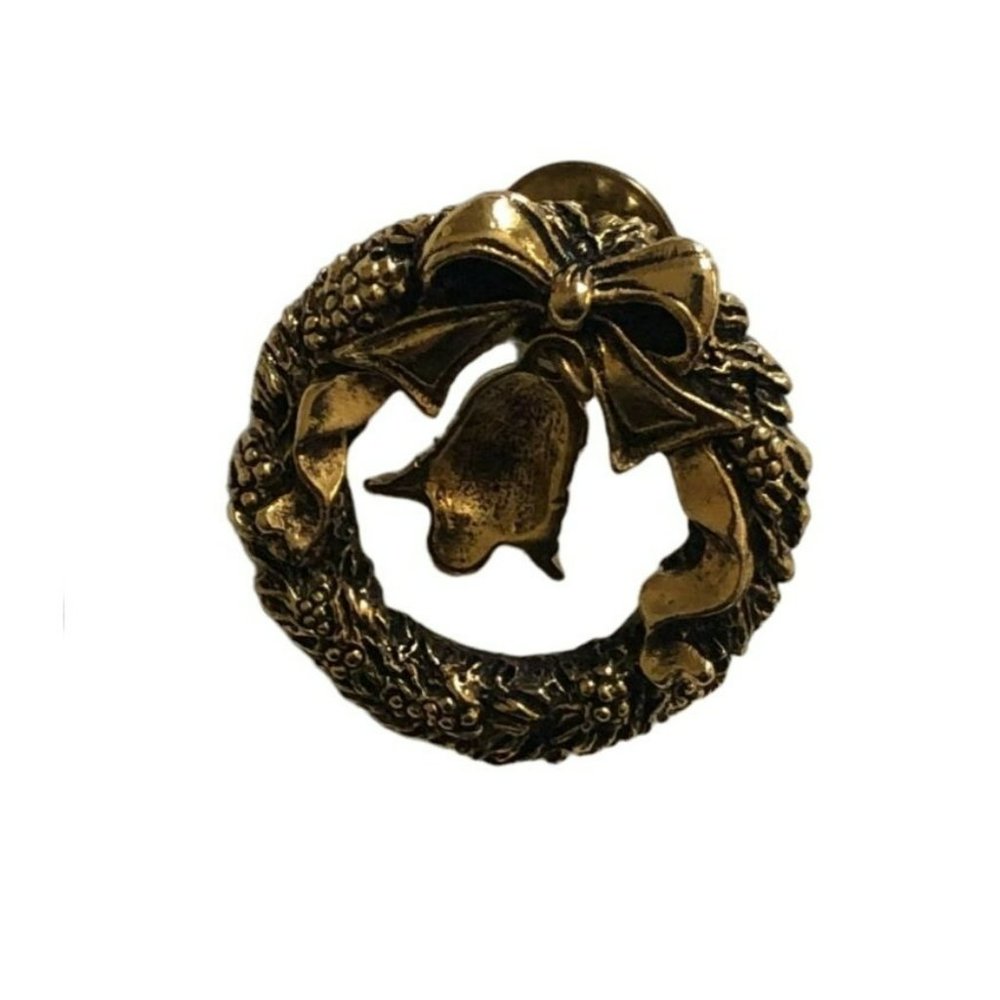 Camco Vintage Pin Christmas Wreath with Bell Gold Tone
